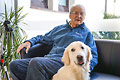 Der Besuchhund mit Senioren im Altenheim und Pflegeheim Adalbert in Hamburg-Rahlstedt.